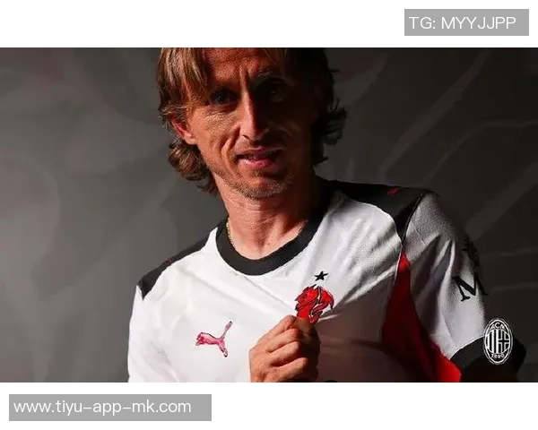 晚邮报揭秘莫德里奇在圣西罗的私人包厢招待亲友的奢华生活 晚邮报揭秘莫德里奇在圣西罗的私人包厢招待亲友的奢华生活